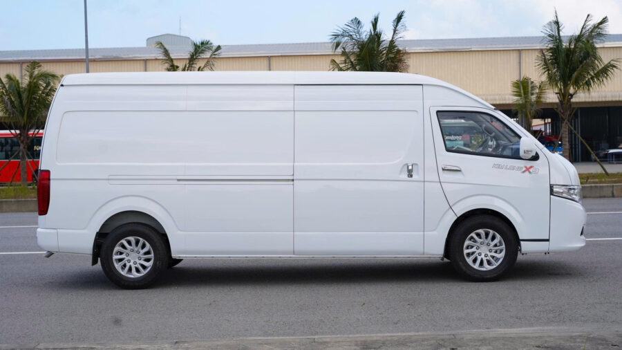 Hình ảnh xe KIMLONG VAN X9 màu trắng chụp ngang thân xe, nổi bật với thiết kế thùng kín rộng, kiểu dáng hiện đại, phù hợp vận chuyển hàng hóa, giao nhận và logistics đô thị.