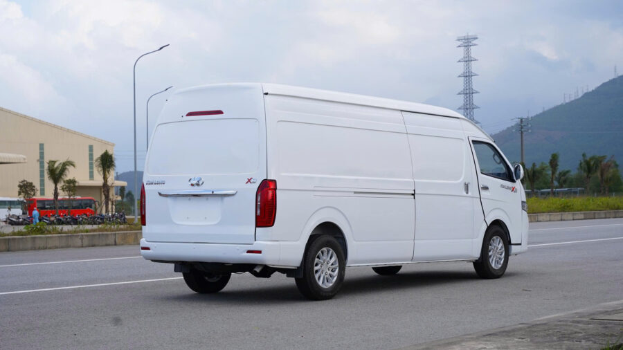 Hình ảnh xe KIMLONG VAN X9 màu trắng chụp ngang thân xe, nổi bật với thiết kế thùng kín rộng, kiểu dáng hiện đại, phù hợp vận chuyển hàng hóa, giao nhận và logistics đô thị.